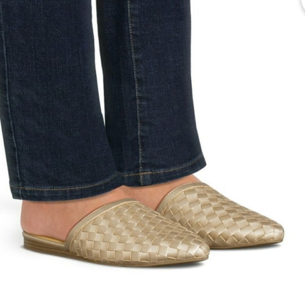 BRAND NEW TIME AND TRU MEMORY FOAM WOMEN'S MULES S2